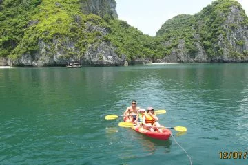 Canoë-à-la-baie-d-Halong-2